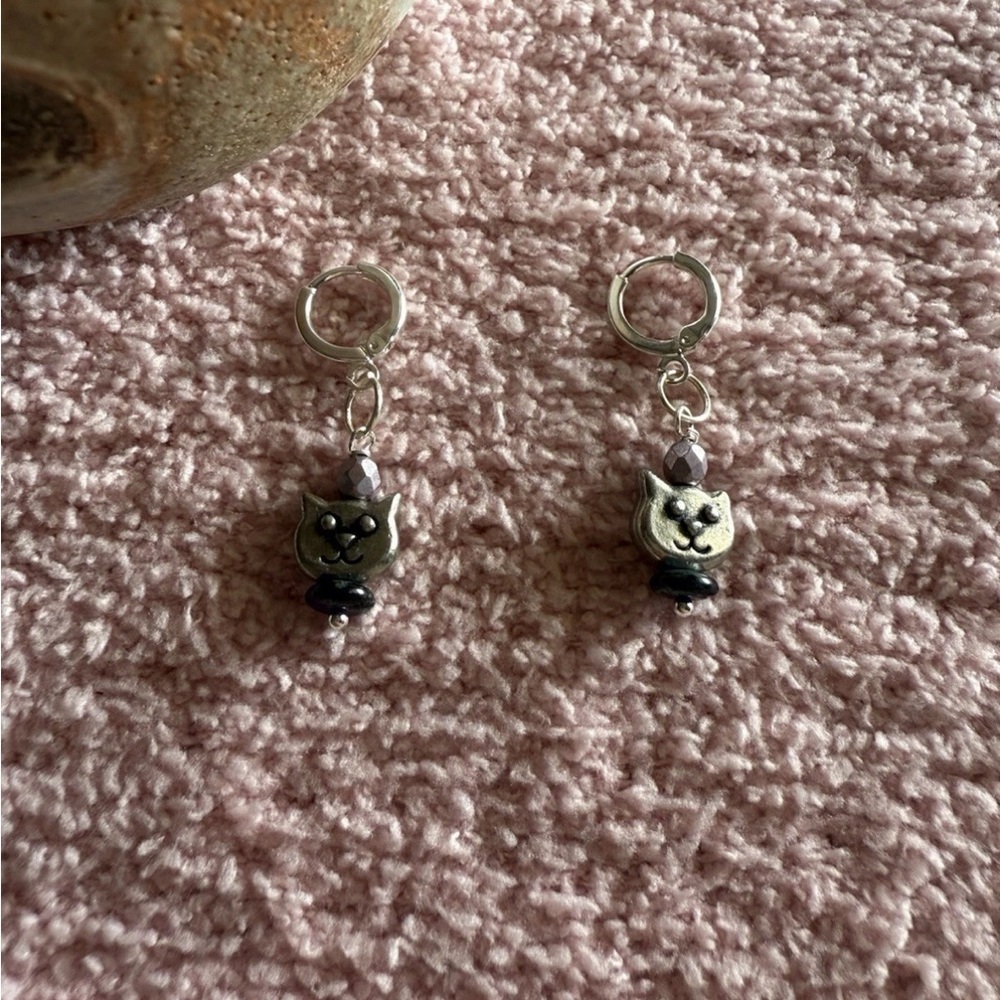 Handmade Tierra Cast Cat Face Earrings NWOT